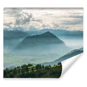 Piękny panoramiczny widok na Alpy Szwajcarskie wokół Jeziora Czterech Kantonów, widziany ze szczytu Rigi Kulm