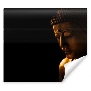 zbliżenie twarzy buddy z kamienia zen w ciemności na tle azjatyckiej drogi spokojnej medytacji i religii