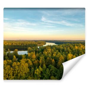 Widok z drona na jezioro Wierzchowo w Polsce Zielony las czerwony jezioro i czysta niebieska woda Krajobraz wiejski w Polsce W