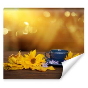 filiżanka kawy w jesienny poranek kawa o poranku żółte kwiaty słonecznika