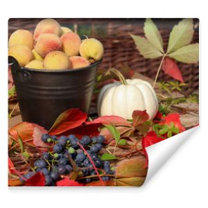 Jesienna dekoracja z dynią, winogronem i brzoskwiniami