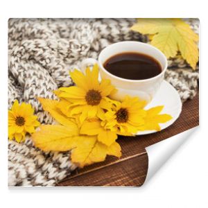 filiżanka kawy w jesienny poranek kawa o poranku i żółte kwiaty słonecznika i jesienny widok na las