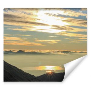 Zachód słońca Tatry Zachodnie Widok na jezioro promieniowania słońca w tafli wody zachodu słońca nad tatrami chmury i niebo podczas zach