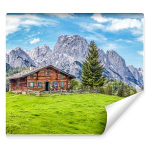 Idylliczny krajobraz w Alpach z schroniskiem górskim i zielonymi łąkami