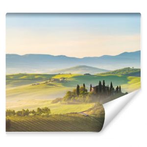 Piękny mglisty krajobraz w Toskanii we Włoszech
