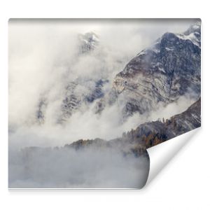 Zdjęcie lotnicze pięknego górskiego krajobrazu z chmurami w Valais Kanton