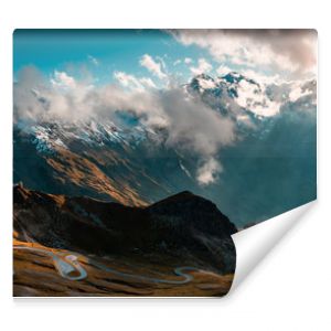 Panoramiczny obraz drogi alpejskiej Grossglockner Kręta kręta droga w Alpach