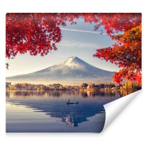 Kolorowa jesień i góra Fuji z poranną mgłą i czerwonymi liśćmi nad jeziorem Kawaguchiko to jedno z najlepszych miejsc w Japonii