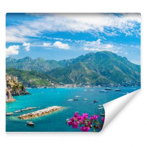 Krajobraz z miastem Atrani na słynnym wybrzeżu amalfi we Włoszech