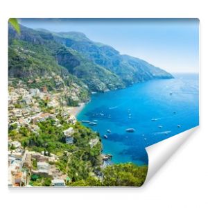 Piękne Positano i czyste, błękitne morze na wybrzeżu Amalfi w Kampanii we Włoszech Wybrzeże Amalfi jest popularnym celem podróży i wakacji i