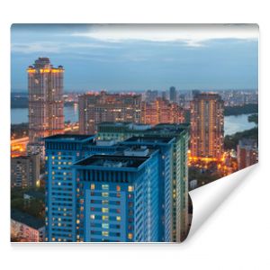 Widok z wysokości na wieżowiec na obrzeżach Moskwy w półmroku na tle rzeki