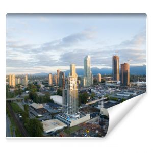 Panoramiczny widok z lotu ptaka na budynki mieszkalne i place budowy wokół centrum handlowego Brentwood Mall, zrobione w Burnaby Greater Vancouver B