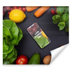Telefon z tekstem o niskiej zawartości FODMAP dieta na żywo z warzywami i owocami zdrowej diety i odżywiania