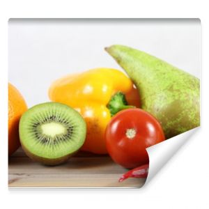 Zdrowa żywność owoce i warzywa na drwenianej podstawie i jasnem tle