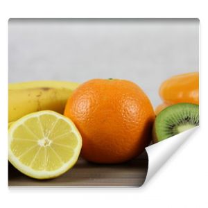Zdrowa dieta owoce i warzywa pomarańcze kwi cytryna i banan na drewnianej skrzynce
