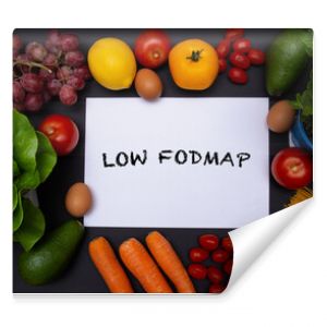 Flat lay, mockup, biała kartka z tekstem low FODMAP otoczona warzywami i owocami, zdrowa dieta i odżywianie