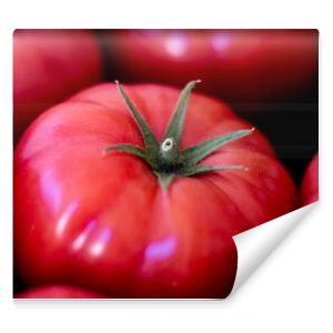 Piękne świeże pomidory przygotowane do sprzedaży na targu Piękne świeże pomidory przygotowane do sprzedaży na rynku