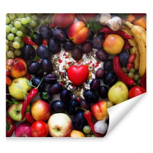 Czerwone serce w centrum kolorowych owoców i warzyw zrównoważona dieta i dbanie o zdrowie