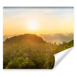 Panorama tropikalnego krajobrazu z dramatycznym zachodem słońca i stromym grzbietem górskim na horyzoncie Krabi Tajlandia