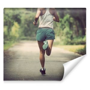 Biegaczka biegająca po letnim szlaku w parku Zdrowa kobieta fitness biegająca na świeżym powietrzu
