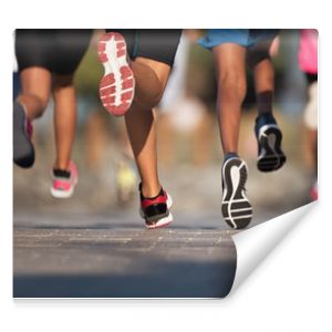 Biegające dzieci Młodzi sportowcy biegają w wyścigach dziecięcychbiegając po drodze miejskiej szczegółowo na nogachbiegając w świetle poranka