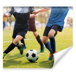 Dwóch piłkarzy biegających i kopiących piłkę nożną Nogi dwóch młodych piłkarzy na meczu Europejska młodzieżowa gra w piłkę nożną