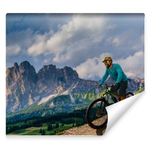 Kobieta i mężczyzna na rowerze na rowerach w górach i krajobrazie Dolomitów Para na rowerze MTB Enduro Trail Track Aktywność sportowa na świeżym powietrzu