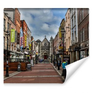 Katedra w Dublinie w Irlandii z aleją miejską