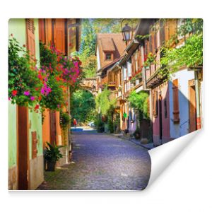 Kwiatowe tradycyjne miasteczko Colmar z uroczymi starymi uliczkami w regionie Alzacja we Francji