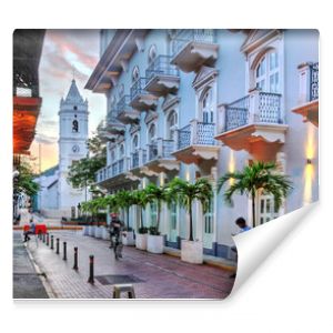 Avenida Central w Casco Viejo Panama z katedrą metropolitalną Santa Maria La Antigua w tle o zachodzie słońca