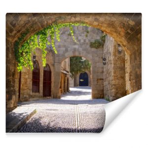Średniowieczna łukowata ulica na starym mieście Rodos w Grecji