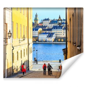 Turyści spacerujący po brukowanych uliczkach w Riddarholmen są częścią Gamla stan to stare miasto w Sztokholmie Szwecja Fasady medievy