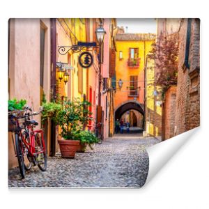 Przytulna wąska uliczka w Ferrarze EmiliaRomagna Włochy Ferrara jest stolicą prowincji Ferrara