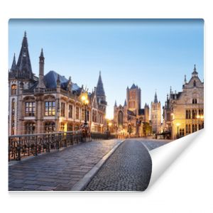 Historyczne miasto Belgii Gandawa o zachodzie słońca
