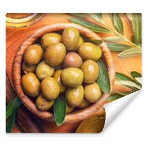 Green olives, oil and leaves