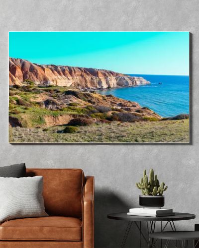 Maslin Beach, located 42 km south of Adelaide on South Australias Fleurieu Peninsula, is renowned for its pristine white sands, clear turquoise waters, and dramatic ochre cliffs. As Australias first legal clothing-optional beach, established in