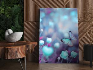 Dzikie jasnoniebieskie kwiaty na polu i dwa fruwające motyle na naturze na zewnątrz zbliżenie makro Magiczny obraz artystyczny Stonowany w kolorze niebieskim