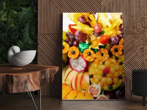 Kompozycja z warzywami, owocami i kwiatami na stole świątecznym