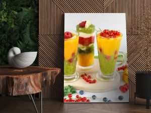  Kolorowe warstwowe smoothie z mango, kiwi, selera naciowego, malin, porzeczek, banana, jarmużu i kremu waniliowego