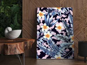 Kwiaty Plumeria i modna niebieska roślina kwiatowa dżungla tropikalna palma i liść bananowca na czarnym różowym tle moro Drukuj ścianę