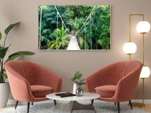 Most linowy w dżungli wiszący w lesie deszczowym Hondurasu