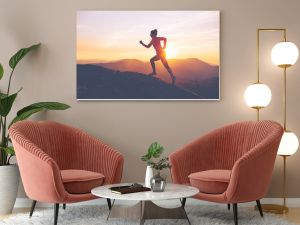 Wysportowana dziewczyna kończy bieg w górach o zachodzie słońca Obcisłe ubrania sportowe Zamierzone rozmycie ruchu