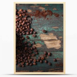 Gorąca kawa w dzbanku do kawy lub turku na drewnianym tle z liśćmi kawy i ziarnami poziomymi z miejsca na kopię Widok z góry