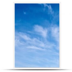 Panorama błękitnego nieba z białymi chmurami jako tło