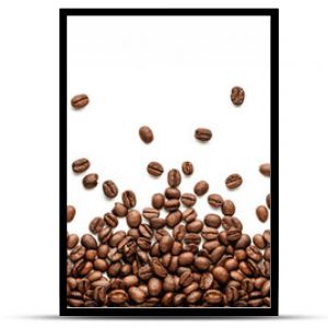 Panoramiczne obramowanie ziaren kawy izolowane na białym tle z miejsca na kopię