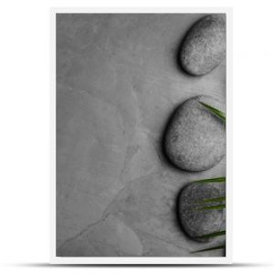 Kamienie Zen i liść tropikalny na ciemnym tle, widok z góry z miejscem na tekst