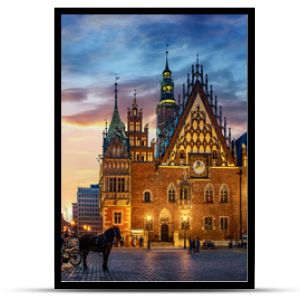 Wrocławski rynek centralny ze starymi domami Ratusz i zachód słońca koń i powóz Panoramiczny widok nocny z długim czasem ekspozycji History