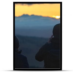 Turyści przy Bacówce nad Wierchomlą jesienią. Obserwowanie zachodu słońca.