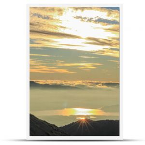 Zachód słońca Tatry Zachodnie Widok na jezioro promieniowania słońca w tafli wody zachodu słońca nad tatrami chmury i niebo podczas zach
