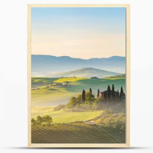 Piękny mglisty krajobraz w Toskanii we Włoszech
